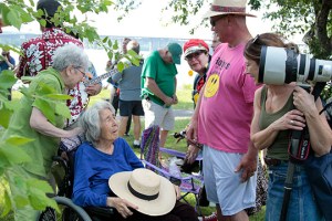 Toshi Seeger & JoAnne Kalish © Joe DiMaggio